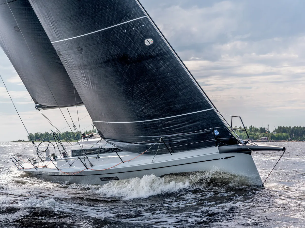 Nautor Swan ClubSwan 43: Zeilboot vaart door golven