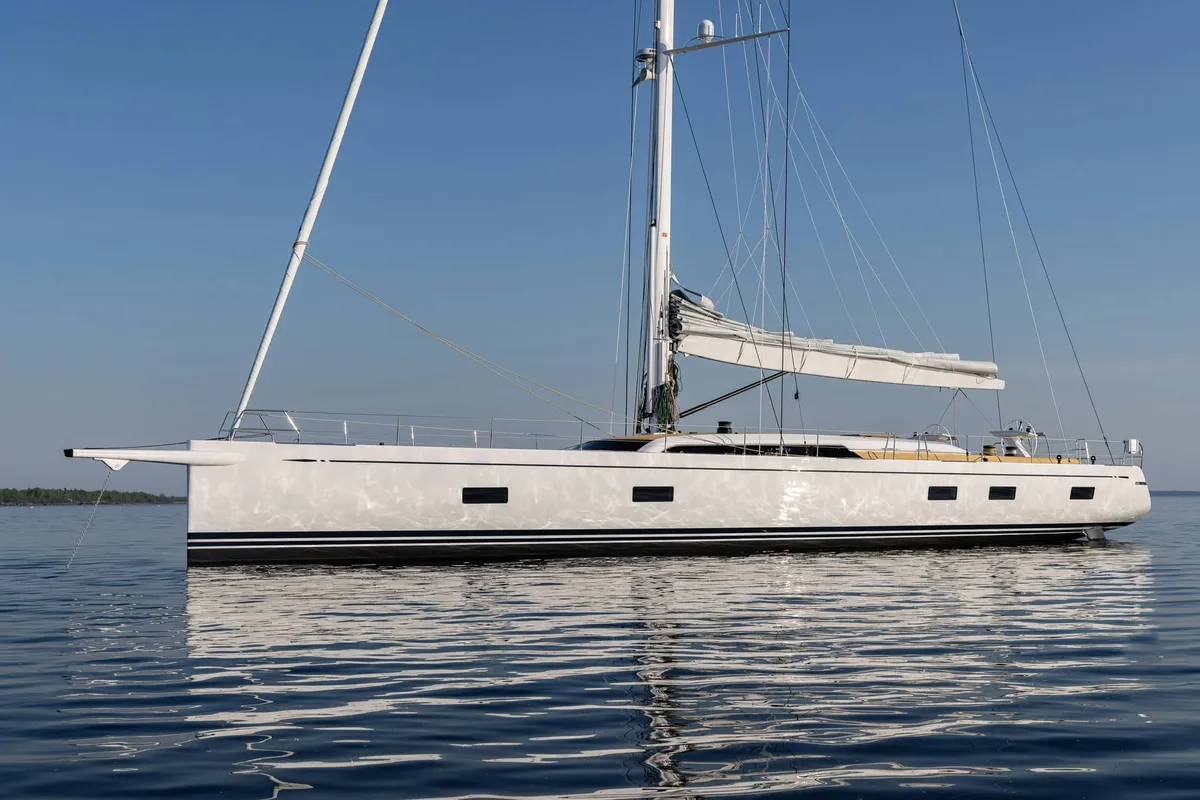 Nautor Swan Swan 88: Zeiljacht afgemeerd op water