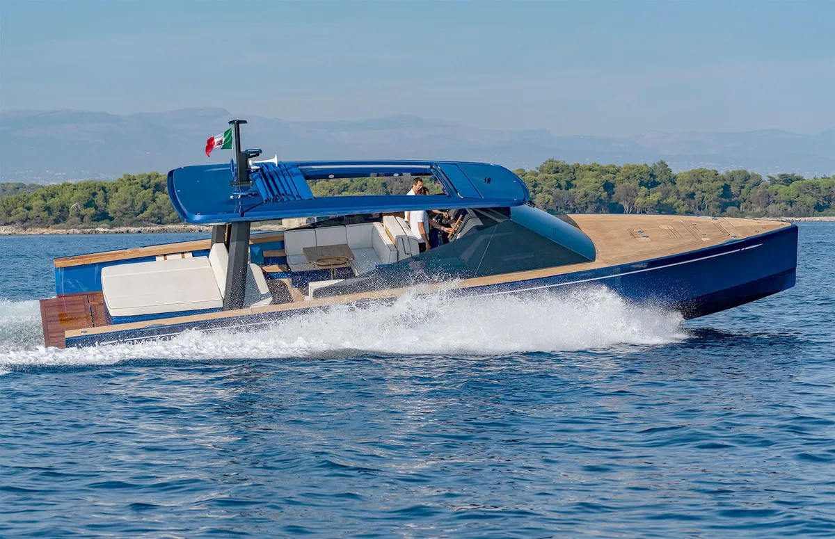 Nautor Swan Swan OverShadow: Blauwe boot varend op zee