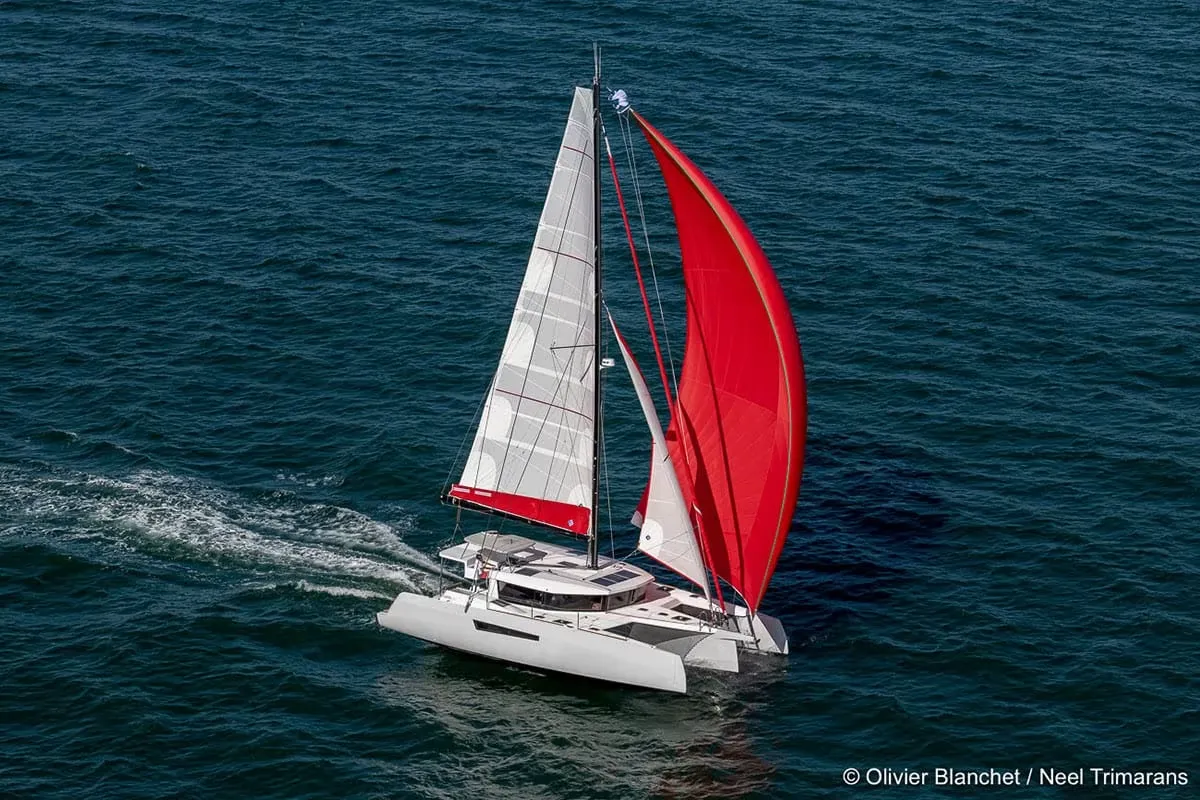 Neel Trimarans 47: Trimaran met rode zeilen op zee