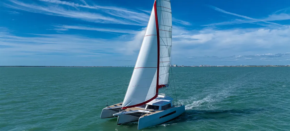Neel Trimarans 52: Catamaran zeilend op zee