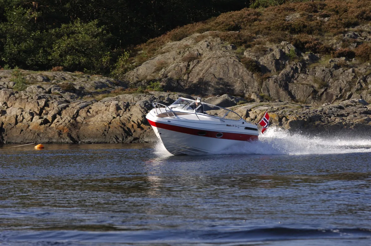 Nidelv Batbyggeri 610 Sport: Speedboot varend op water