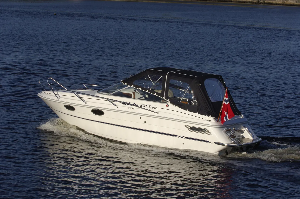 Nidelv Batbyggeri 690 Sport: Witte boot vaart op water