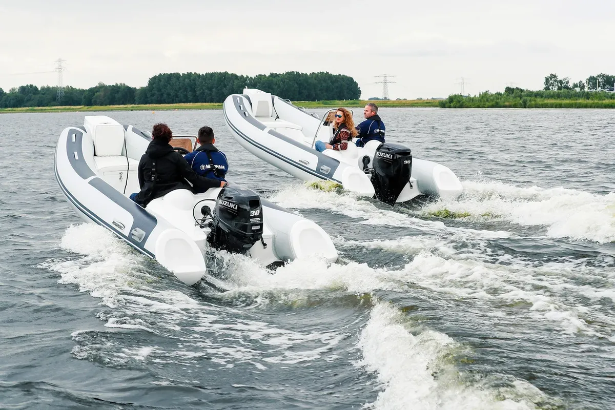 Nimarine MX 410 RIB: Rubberboten varend op water