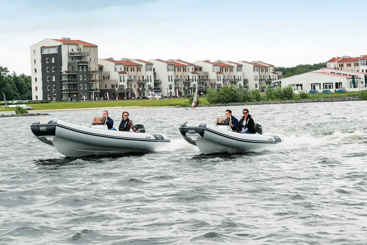 Nimarine MX 450 RIB Hypalon: Twee rubberboten varen op water