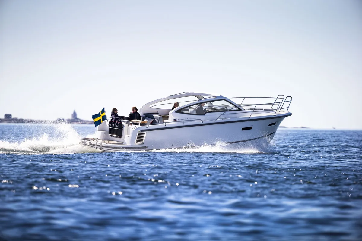 Nimbus Boats 305 Drophead: Boot varend op zee