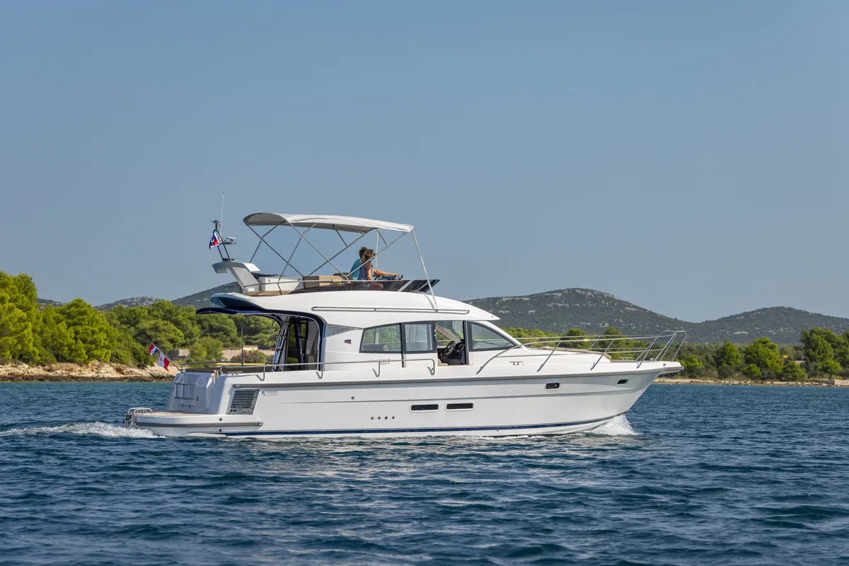 Nimbus Boats 405 Flybridge: Boot varend op zee