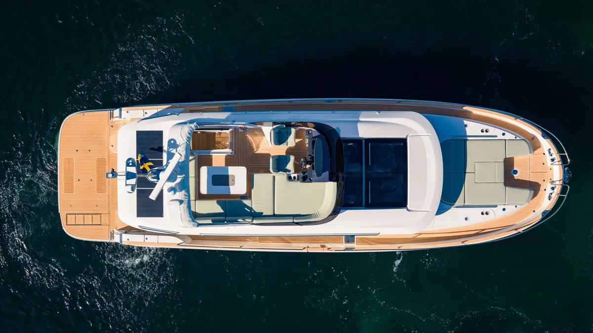 Nimbus Boats 495 Flybridge: Luchtfoto van jacht op water
