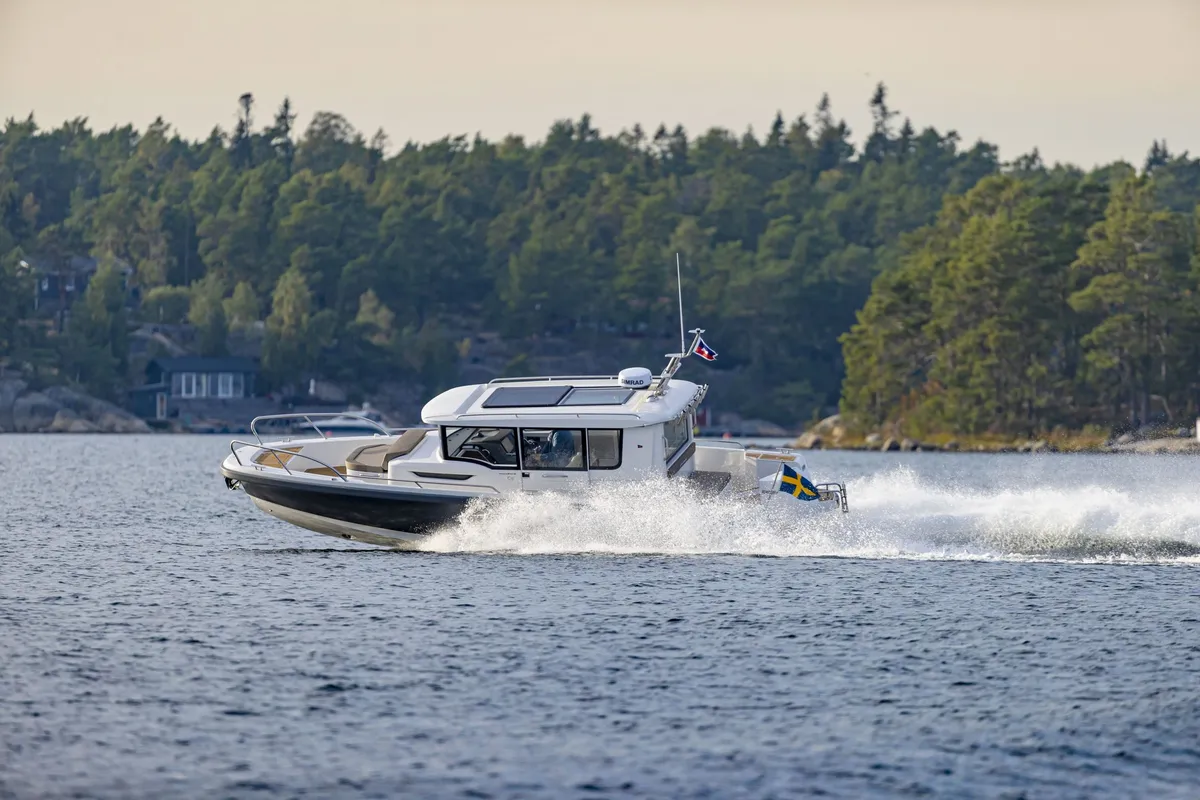 Nimbus Boats C9: Boot varend op water met golven