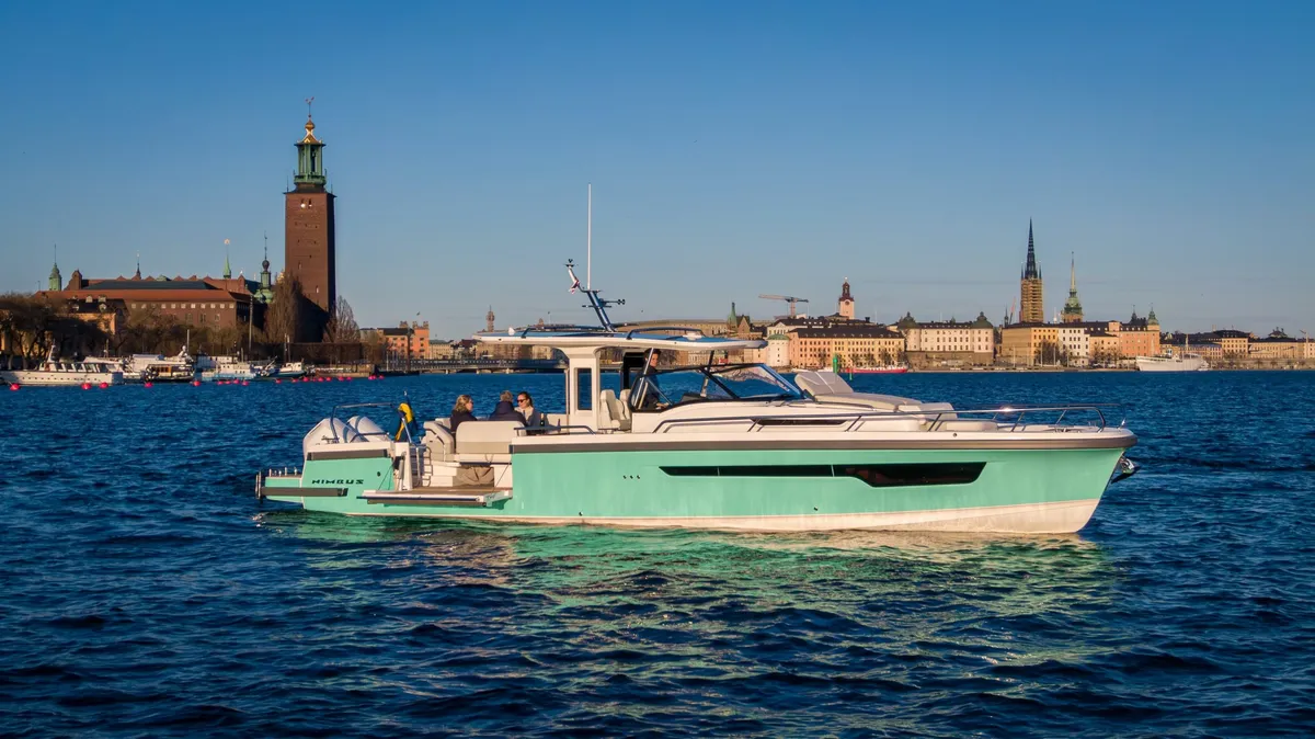 Nimbus Boats Sport Tender 42: Boot varend voor stadsskyline