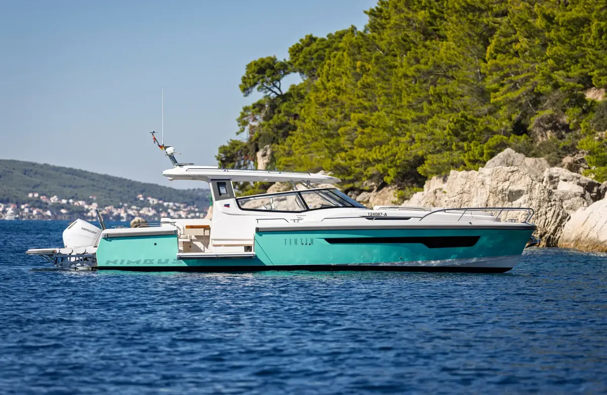 Nimbus Boats Sport Weekender 42: Boot afgemeerd bij kust
