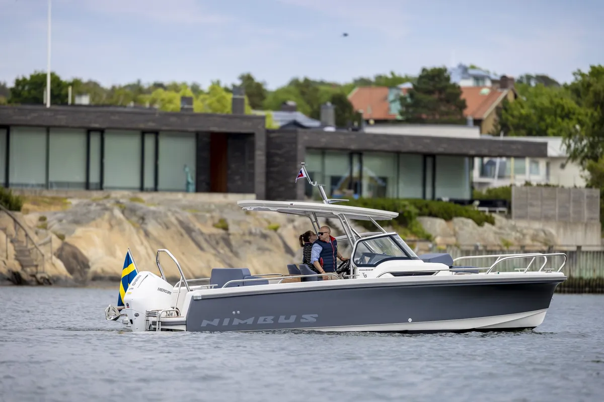 Nimbus Boats T8: Boot varend op water