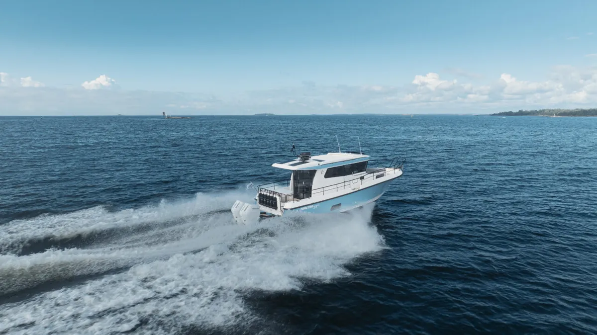 Nord Star 33+: Boot varend op zee