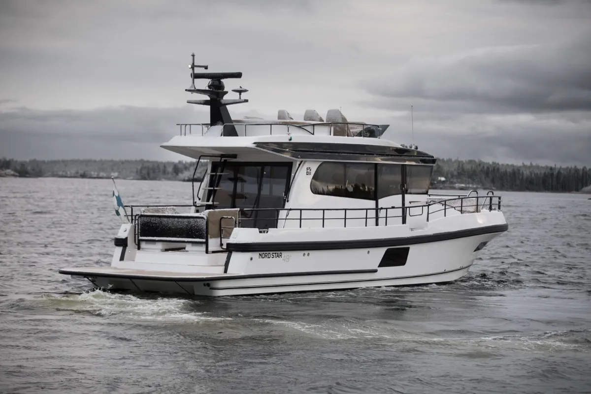Nord Star 49+: Boot varend op water