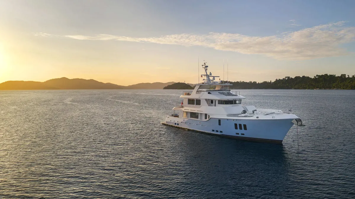 Nordhavn 100: Jacht op zee bij zonsondergang