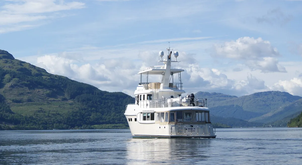 Nordhavn 60: Motorjacht varend op meer