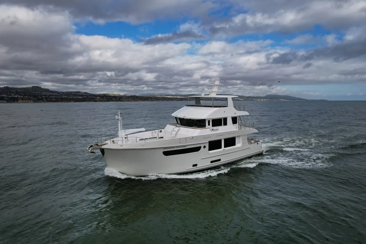 Nordhavn 71: Witte motorjacht varend op zee