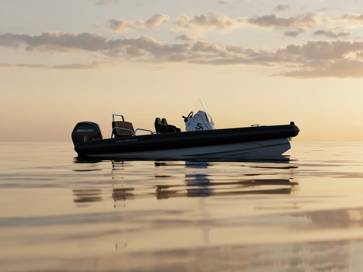 Nordkapp Boats Airborne 5.4: Rib boot op zee bij zonsondergang