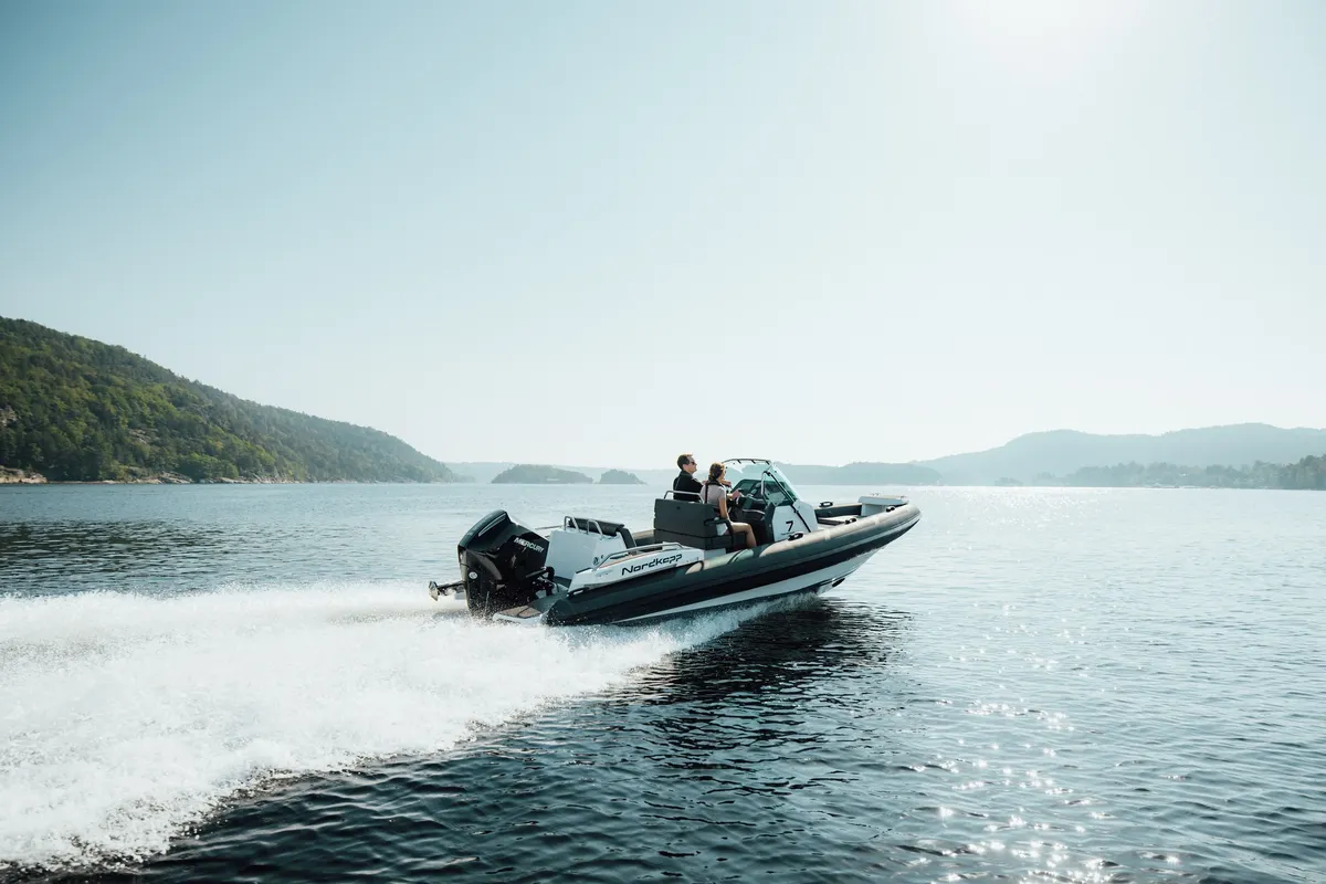 Nordkapp Boats Airborne 7: Speedboot varend op water