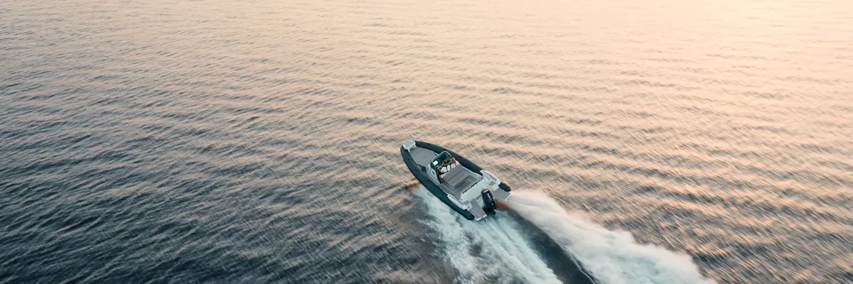 Nordkapp Boats Airborne 8: Boot varend op zee bij zonsondergang
