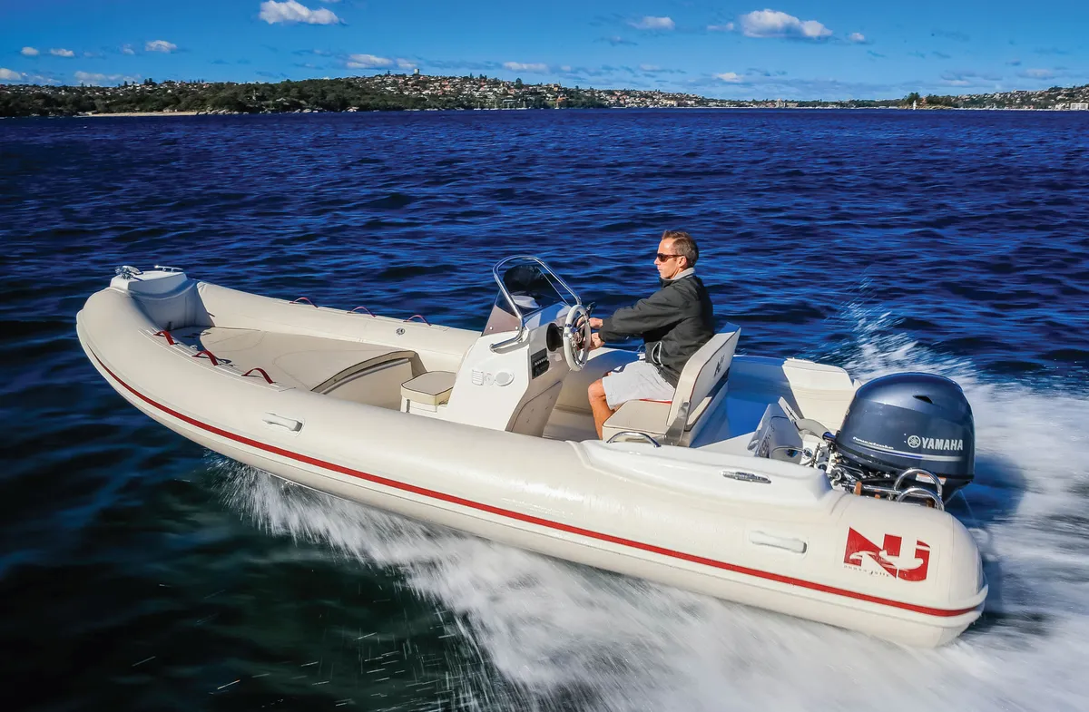 Nuova Jolly Marine NJ 530: Rubberboot vaart snel op zee