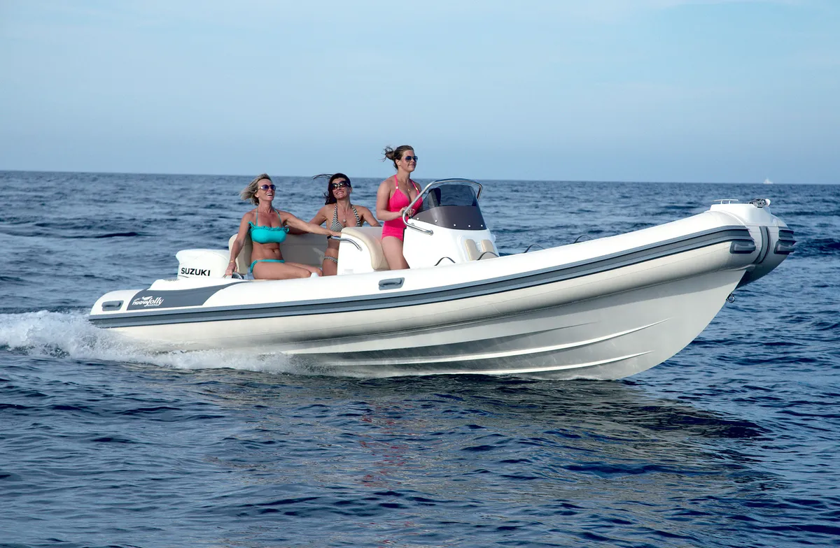 Nuova Jolly Marine NJ 630: Boot varend op zee met vrouwen