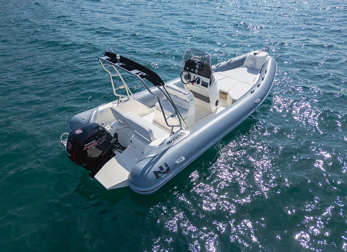Nuova Jolly Marine NJ 650 XL: Rib boot op zee