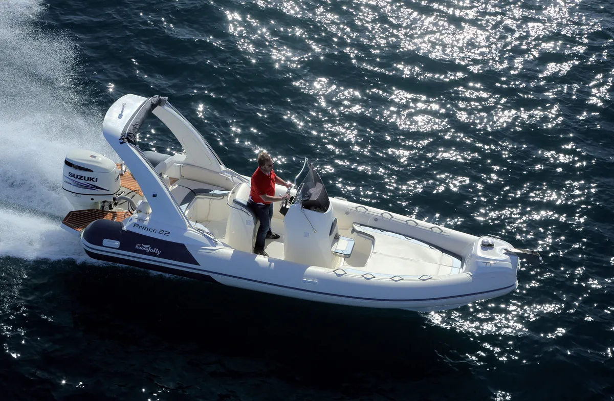 Nuova Jolly Marine Prince 22: Boot varend op zee