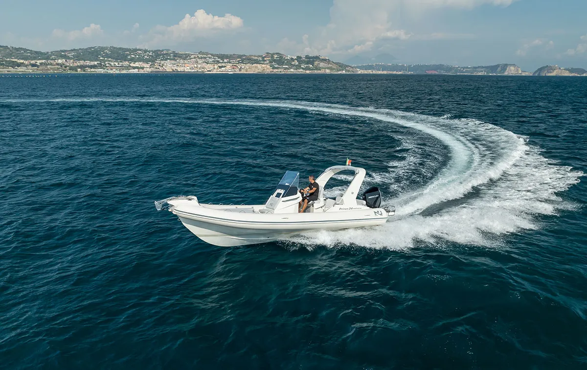 Nuova Jolly Marine Prince 24 Exclusive: Boot varend op zee