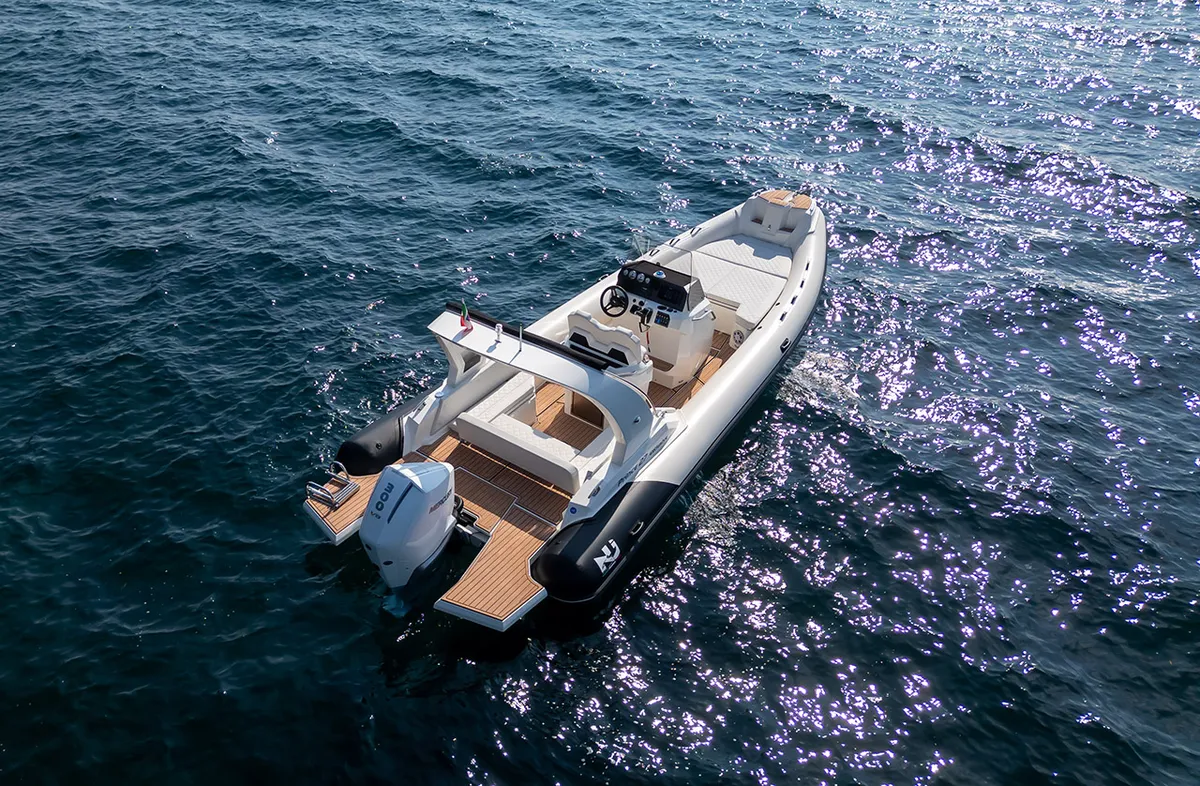 Nuova Jolly Marine Prince 27 Exclusive: Rubberboot varend op zee