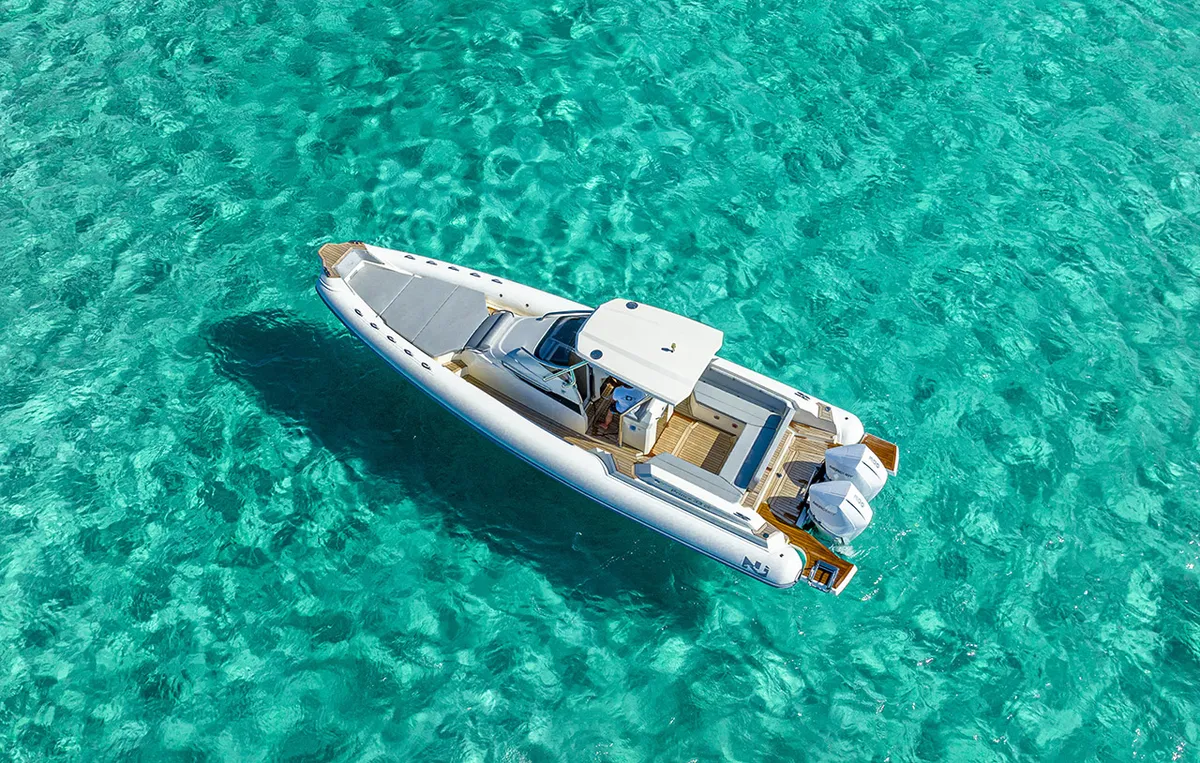 Nuova Jolly Marine Prince 33 CC: Boot van boven gefotografeerd op zee
