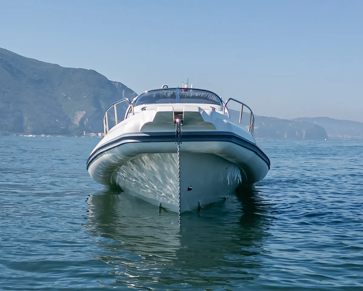 Nuova Jolly Marine Prince 33 Sport Cabin: Boot voorop water afgemeerd