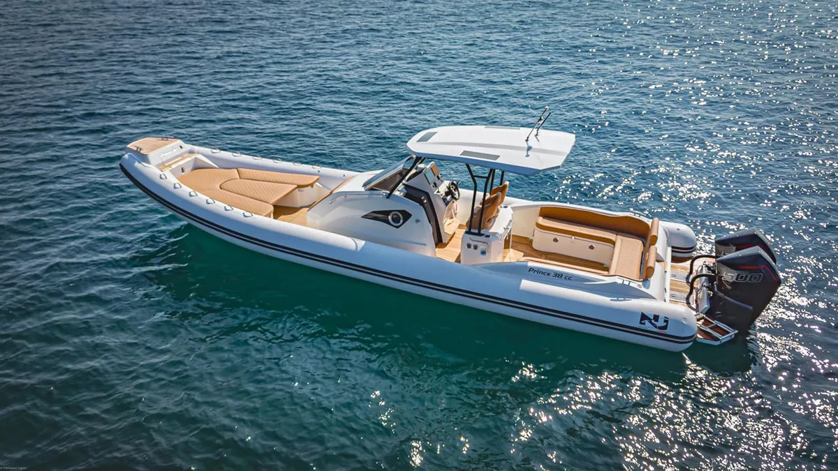 Nuova Jolly Marine Prince 38 CC SD: Rib boot op zee