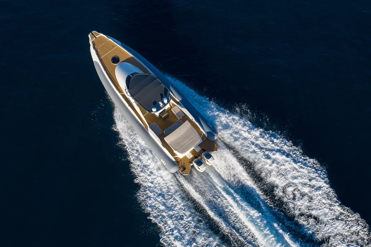 Nuova Jolly Marine Prince 38 Sport Cabin: Boot varend op zee vanuit vogelperspecti