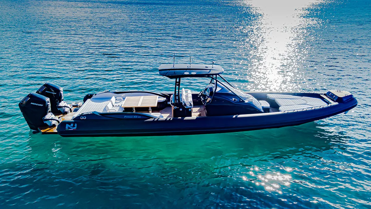 Nuova Jolly Marine Prince 43 CC Dinette: Boot drijvend op zee