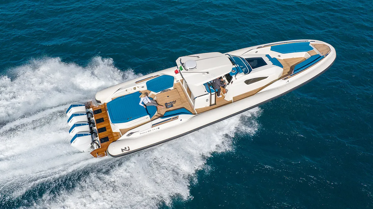 Nuova Jolly Marine Prince 50: Speedboot varend op zee