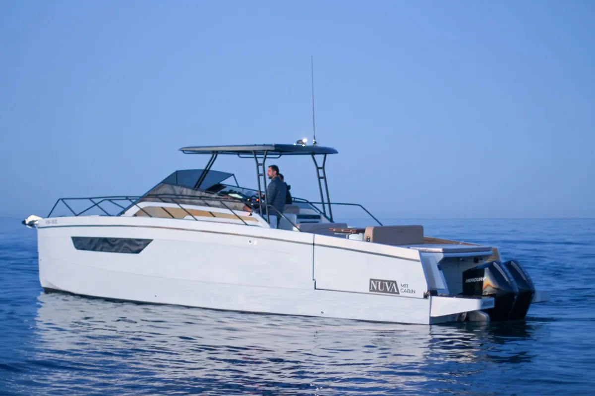 NUVA Yachts M11 Cabin: Motorboot varend op zee