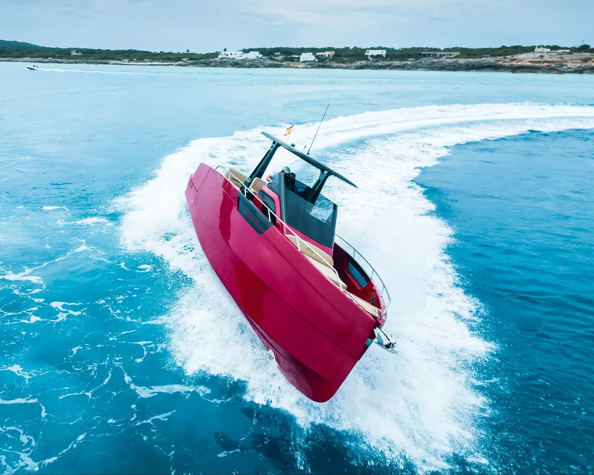 NUVA Yachts M11 Open: Rode speedboot varend op zee