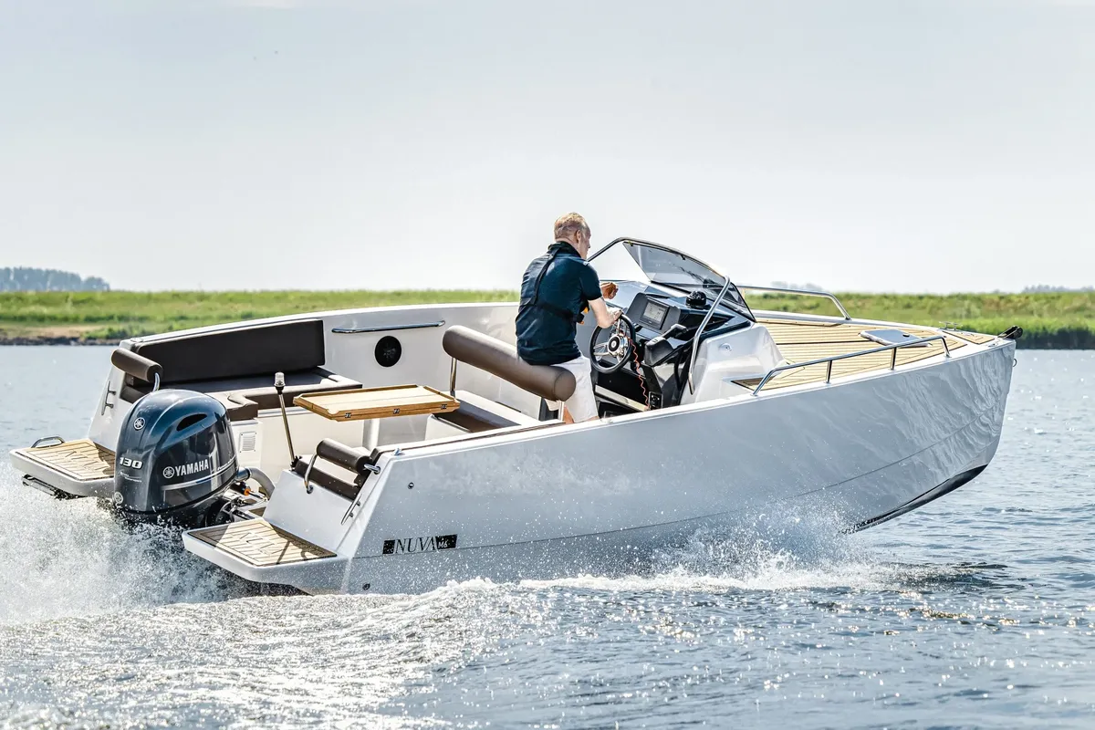 NUVA Yachts M6 Cabin: Boot varend op water