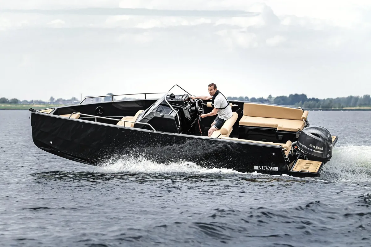NUVA Yachts M6 Open: Boot varend op water