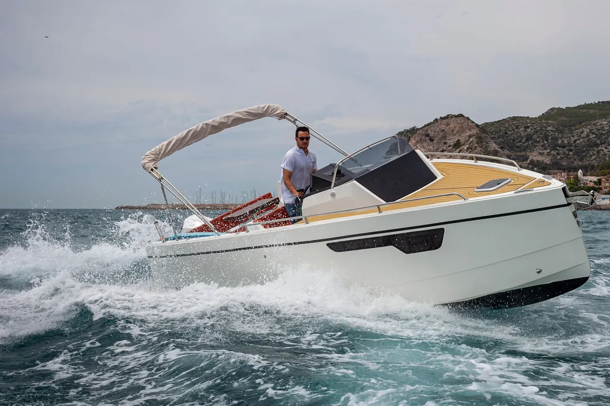 NUVA Yachts M8 Cabin: Boot varend op zee