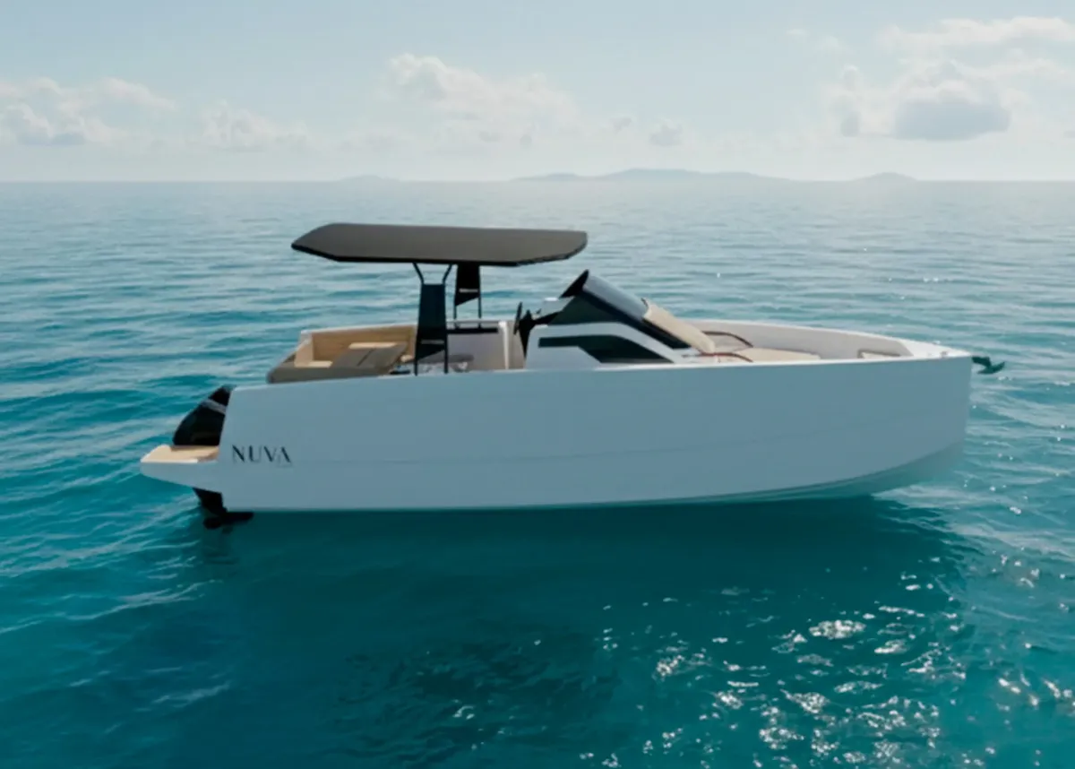 NUVA Yachts M9 Air: Witte boot drijvend op zee