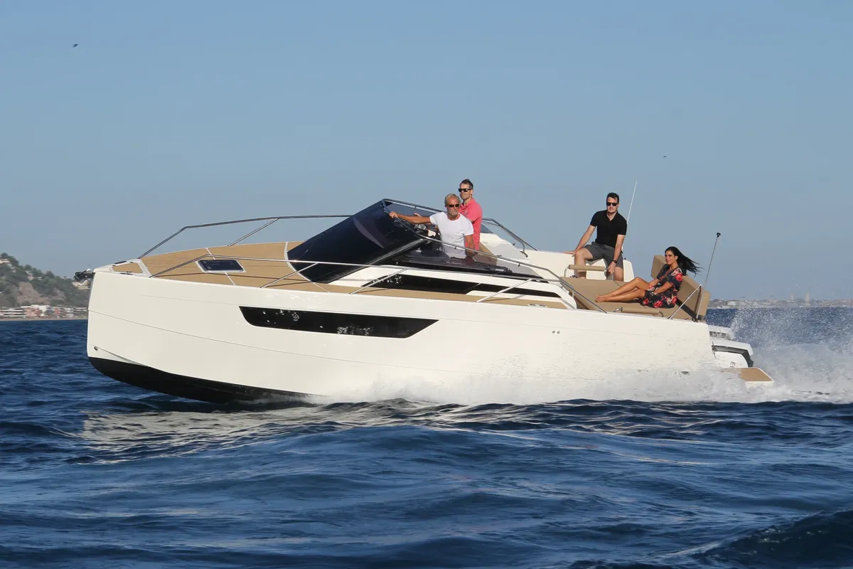 NUVA Yachts M9 Cabin: Boot varend op zee met mensen