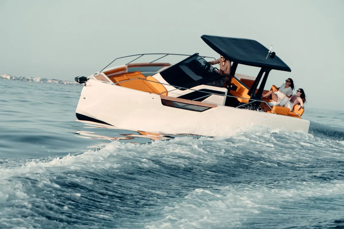 NUVA Yachts M9 Open: Boot varend op zee