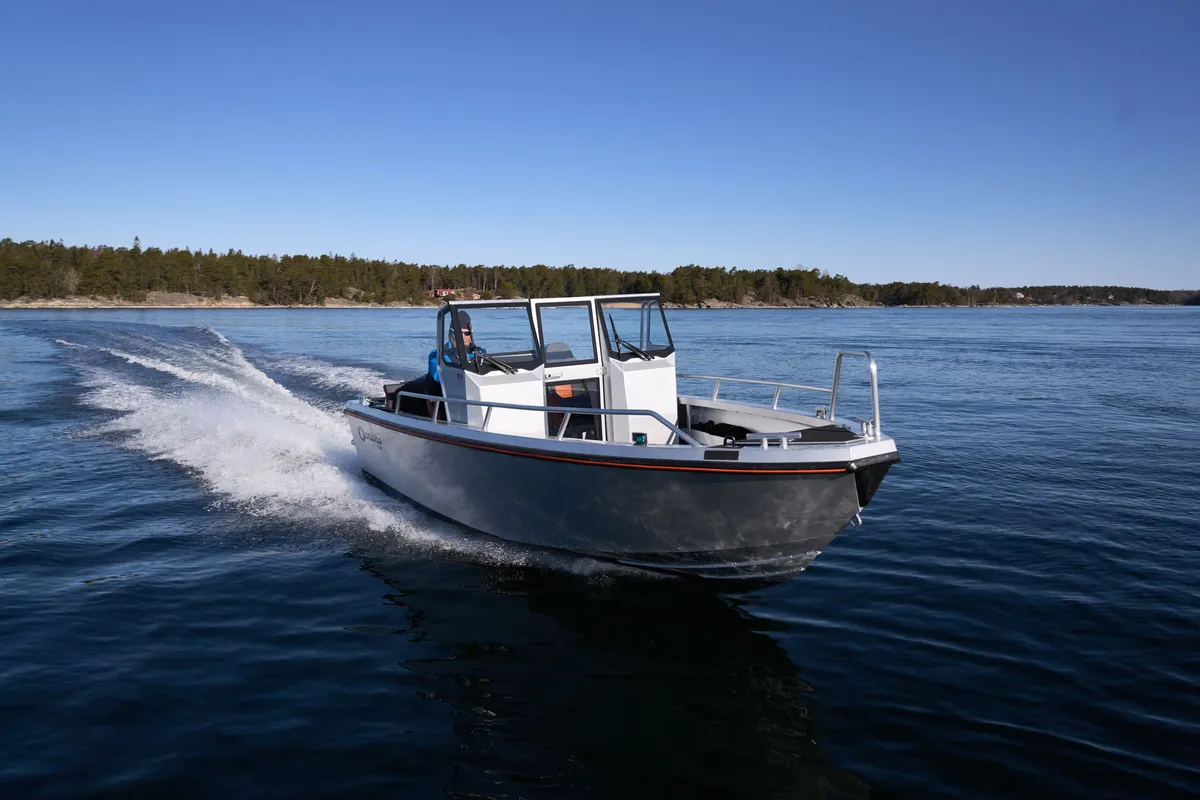 Ockelbo B18DC: Boot varend op water
