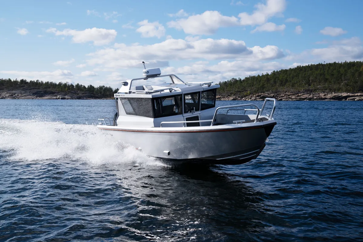 Ockelbo B21 CAB: Boot varend op water
