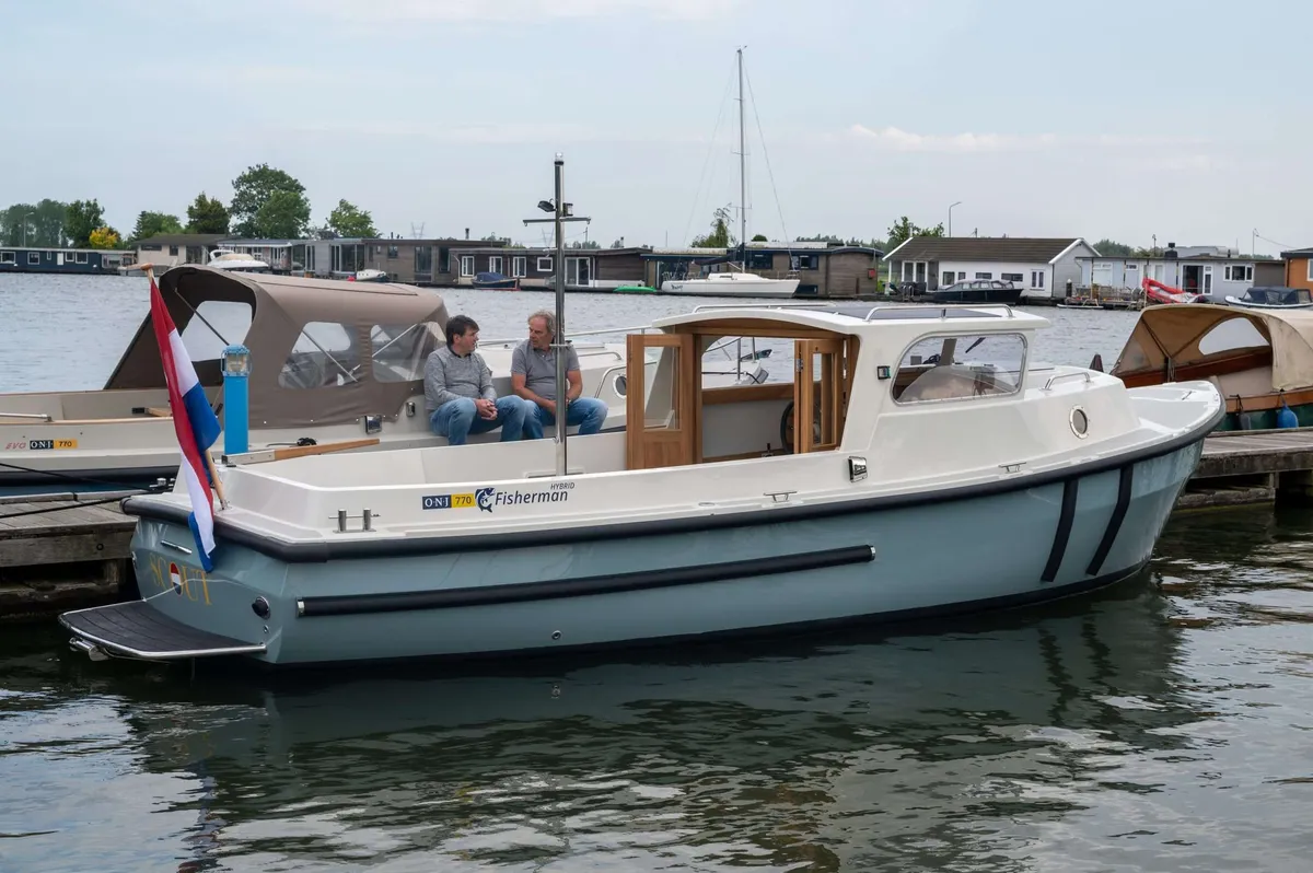 ONJ Motorboten Fisherman 770: Boot afgemeerd bij steiger