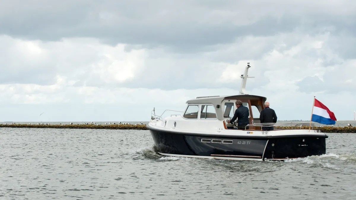 ONJ Motorboten Lobster 920: Boot varend op water met nederlandse vla