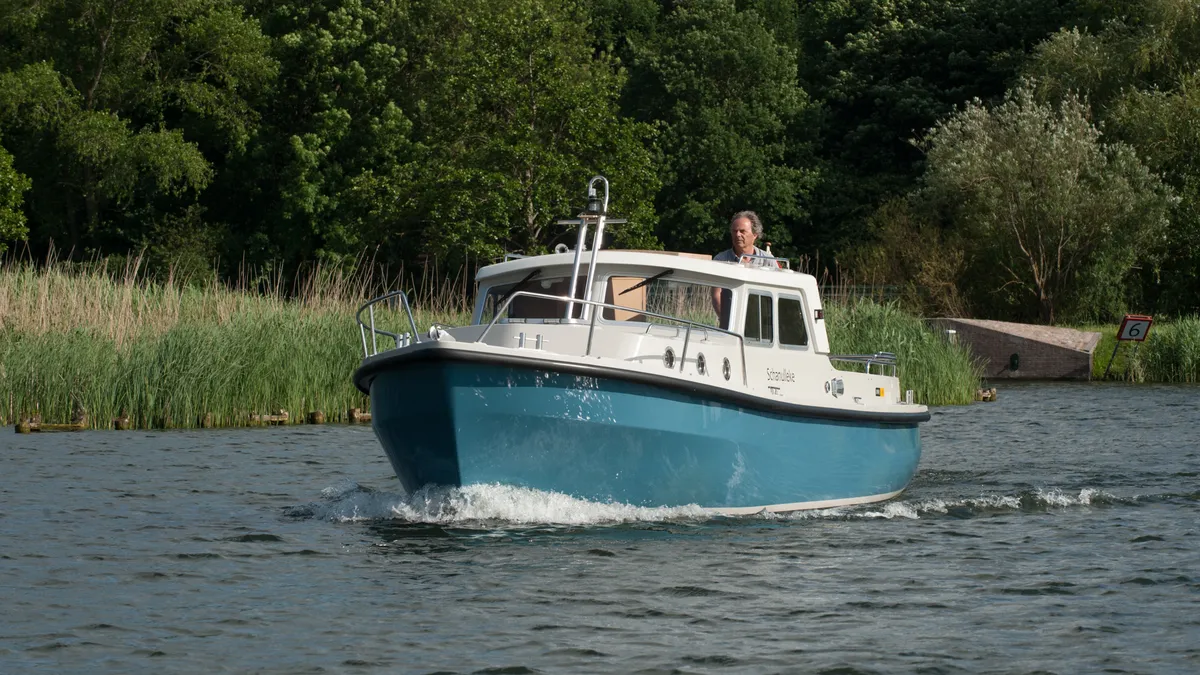 ONJ Motorboten Pilot 800: Boot varend op water