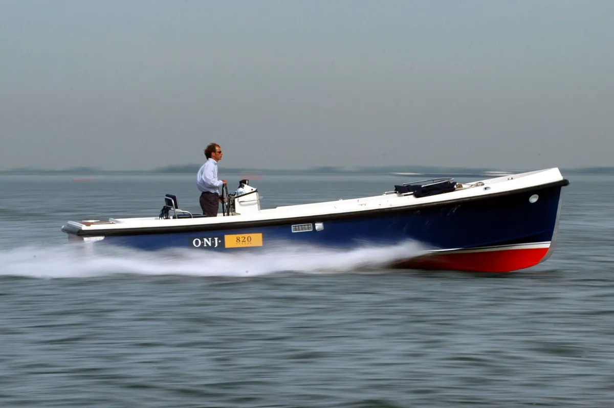 ONJ Motorboten Tender 820: Boot varend op zee